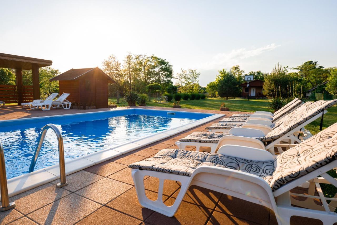 Tennis Guesthouse Ordacsehi Luaran gambar