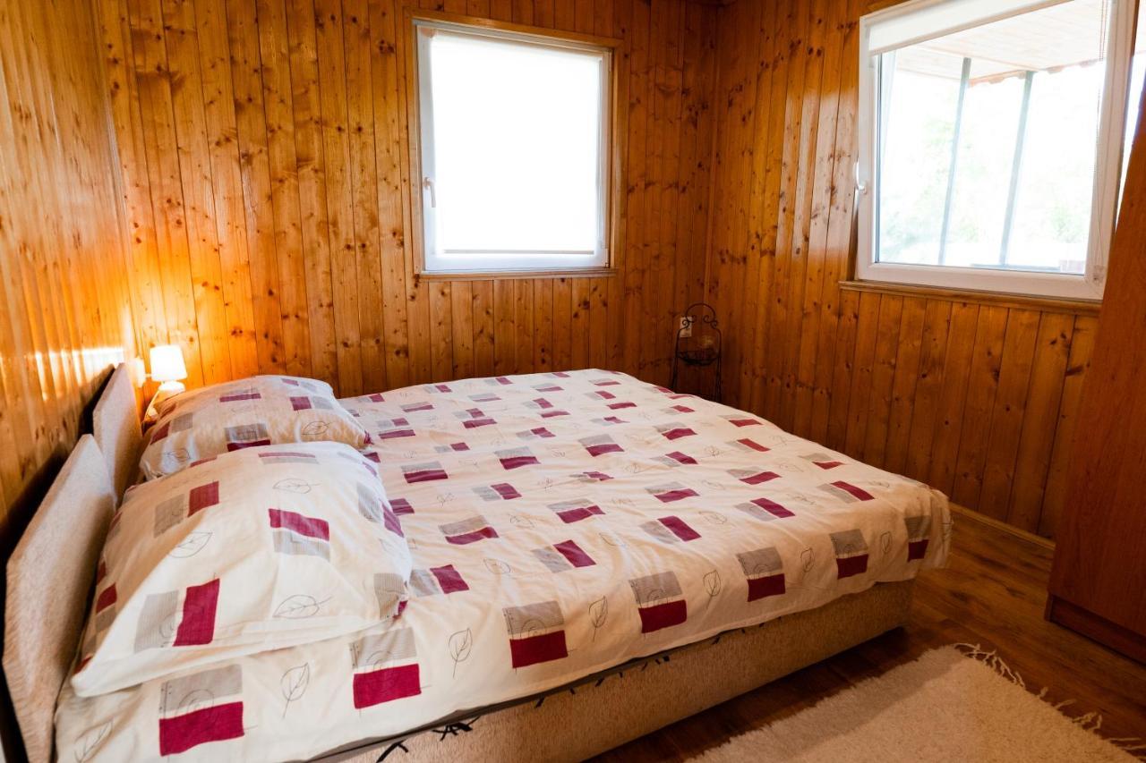 Tennis Guesthouse Ordacsehi Luaran gambar