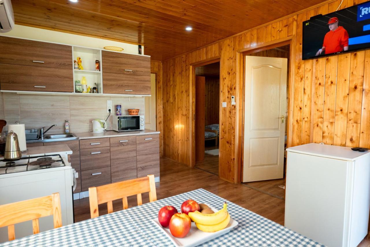 Tennis Guesthouse Ordacsehi Luaran gambar