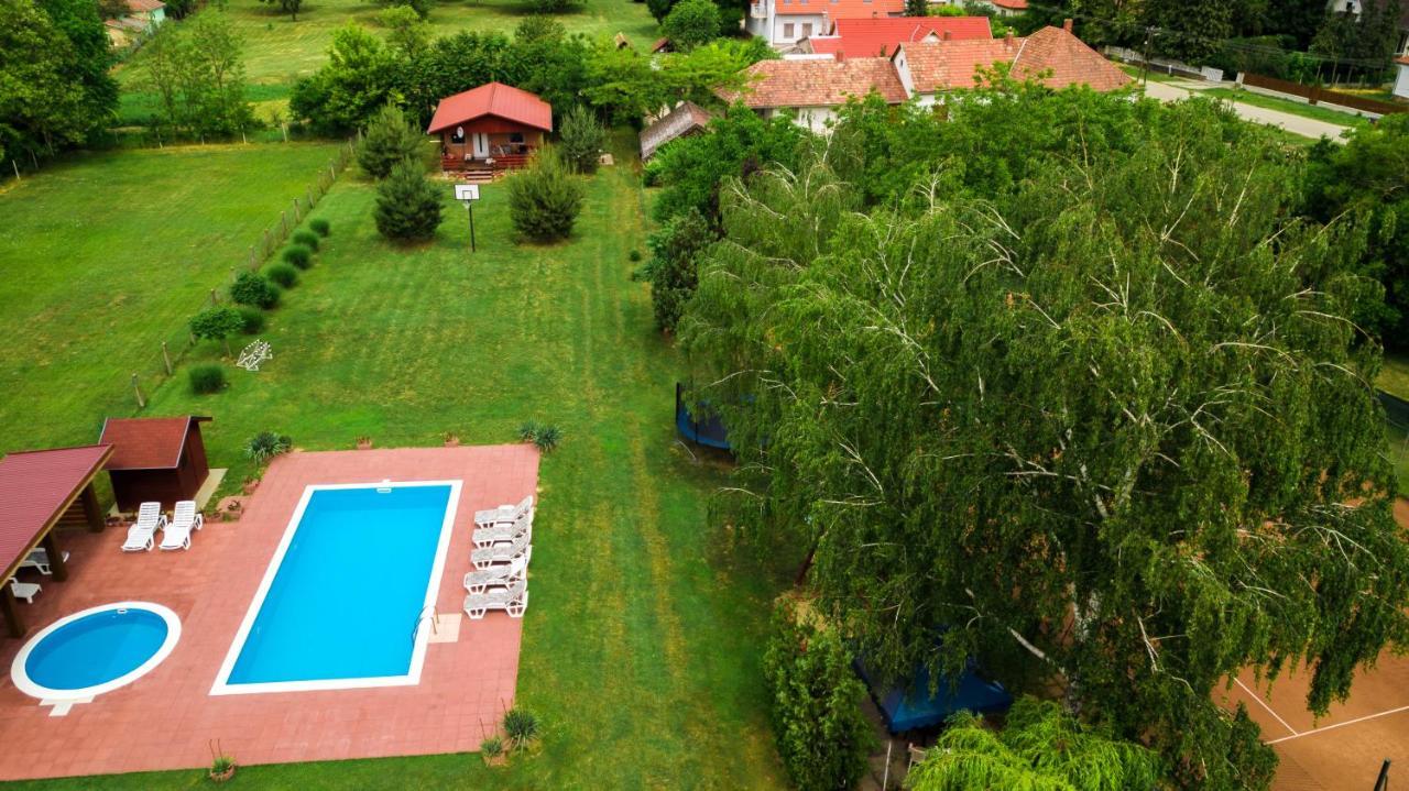 Tennis Guesthouse Ordacsehi Luaran gambar