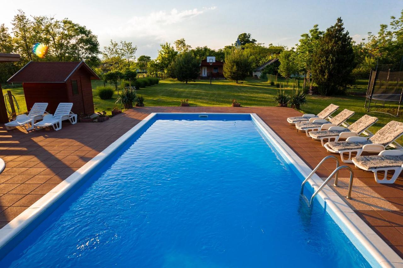 Tennis Guesthouse Ordacsehi Luaran gambar