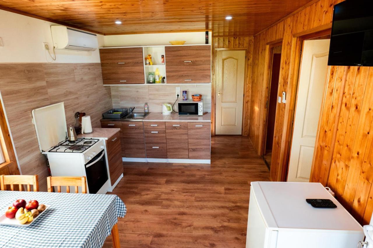 Tennis Guesthouse Ordacsehi Luaran gambar