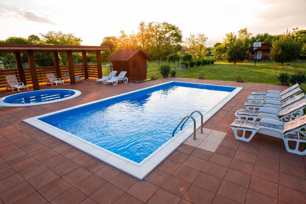 Tennis Guesthouse Ordacsehi Luaran gambar