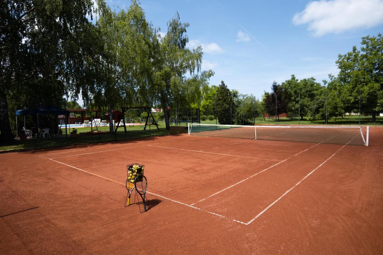 Tennis Guesthouse Ordacsehi Luaran gambar