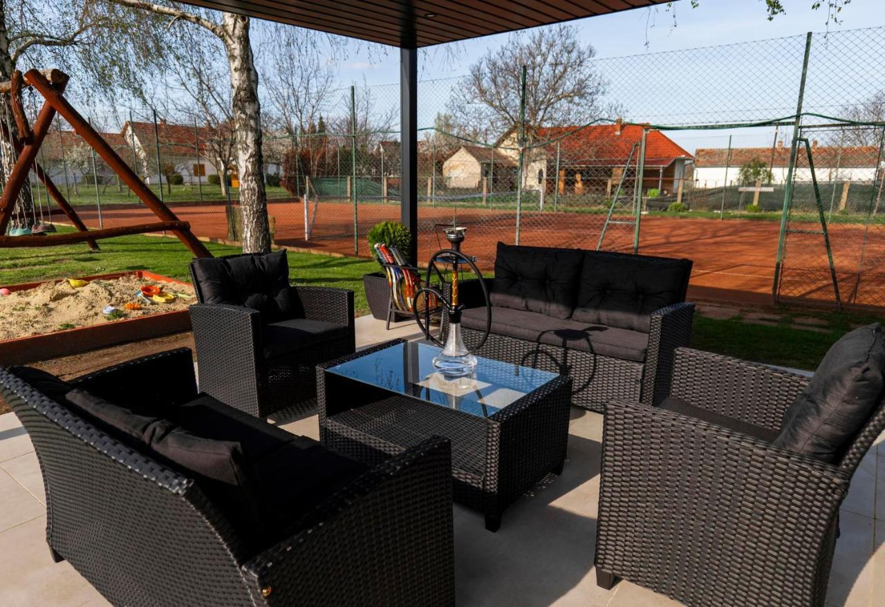 Tennis Guesthouse Ordacsehi Luaran gambar